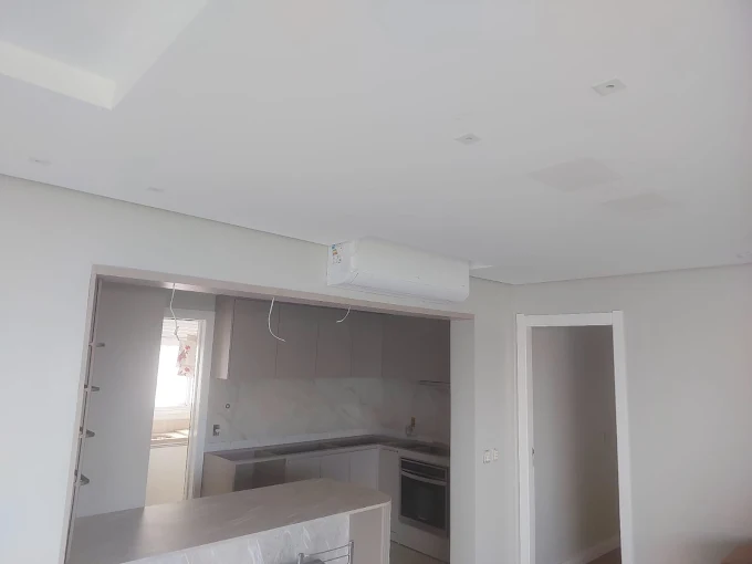 Ar-condicionado split instalado em ambiente residencial integrado