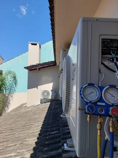 Manutenção técnica em condensadora de ar-condicionado com manifold